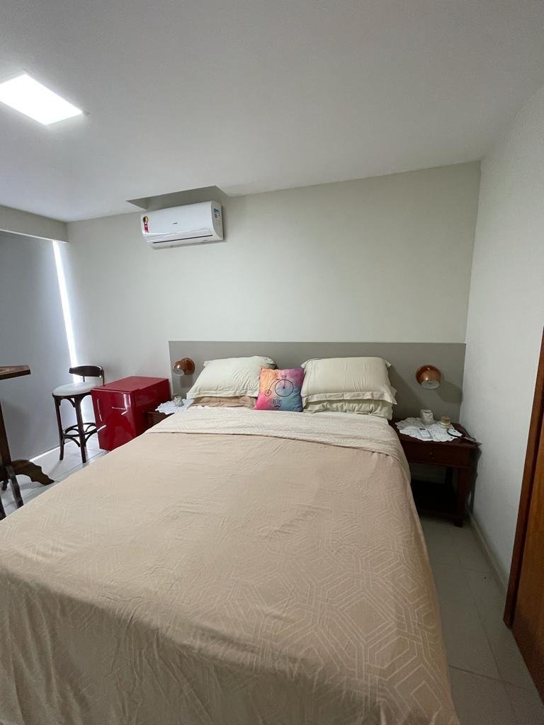 Suíte com cama queen e ar-condicionado